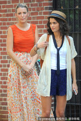 组图：莱弗利碎花裙赶拍《绯闻女孩》 搞怪表情不断