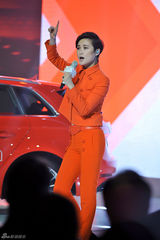 组图：李宇春亮相广州车展 橙色小套装热情开唱