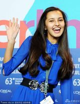 组图：《和谐课程》发布 安妮儿雅蓝裙秀美腿