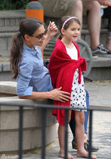 组图：凯蒂-赫尔姆斯带苏瑞玩耍显露母爱