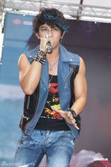 组图：汪东城摇滚风会歌迷 否认与炎亚纶有心结