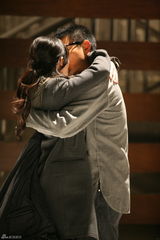 高清图：《未来警察》曝华仔大S拥吻照 2月5日公映 