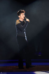 高清图：滚石30最终场周华健领军大唱《快乐天堂》