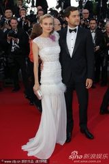 组图：戴安克鲁格戛纳走秀和男友恩爱