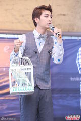 组图：炎亚纶视周杰伦为贵人 与初恋女友话题多