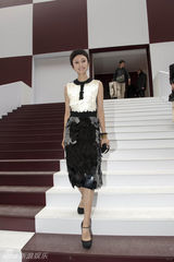 组图：袁泉黑白亮片裙清新可人引外媒追拍