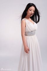 组图：刘媛媛仙境写真曝光 飞发白裙仙气飘飘