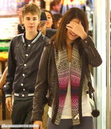 组图：比伯庆生牵女友逛街 小正太比中指秀伤痕