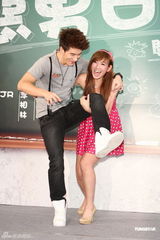 组图：《恶男日记》开拍怀秋赞杨谨华眼睛美