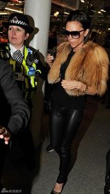 高清：维多利亚现身火车站 皮草披肩贵气逼人