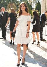 高清图：莉顿-梅斯特露穿肩礼服亮相巴黎时装周