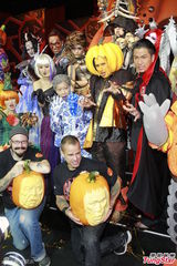 组图：吴卓羲宣传万圣节扮吸血鬼 高海宁险走光