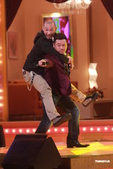 组图：谭咏麟关心妍台上合唱 众星现身无线电视城