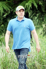 幻灯图：SJ成员强仁入伍现场 正式参军为期两年