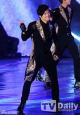 组图：EXO与2PM等唱响亚洲音乐节劲歌热舞