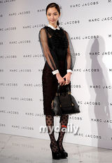 组图：少女时代允儿与BB成员G-dragon等助阵新品发布