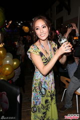 组图：富千金关颖深V小露微乳办单身派对