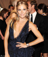 高清组图：纽约大都会庆典 西耶娜裘德-洛相伴亮相