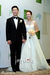 组图：韩星张润贞婚前记者会 称想多生孩子