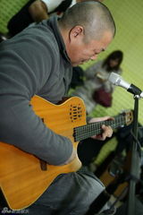 组图：臧天朔为电影录新歌 与狱警合作填歌词