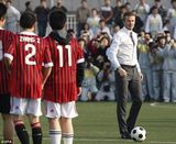 组图：贝克汉姆北京正装绿茵场飞奔 身姿矫健