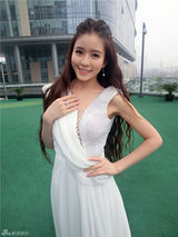 组图：温心纯美造型曝光 典雅清甜气质夺人眼球