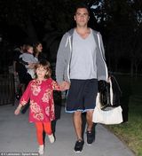 组图：阿尔芭一家公园游玩 一对女儿活泼可爱