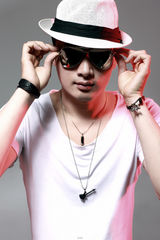 组图：张枫新曲玩神秘 “内地版Rain”小眼放电