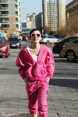 组图：苏青曝个性休闲街拍 秋日粉红STYLE