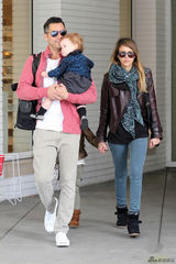 组图：阿尔芭一家外出用餐 爱女潮装初长成