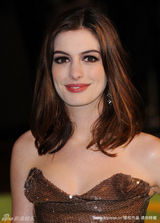 幻灯图：《爱丽丝》英国首映 海瑟薇秀雪白凝肌