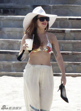 组图：LadyGaga狂甩赘肉 碎花比基尼清凉度假