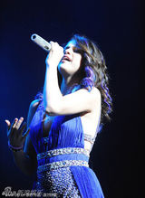 组图：赛琳娜阿根廷献唱 化身蓝色妖姬秀美腿