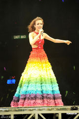 组图：容祖儿香港红馆开唱 与舞伴亲密不尴尬