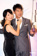 幻灯：陶晶莹与老公首度亲密代言 不忘为小S叫屈