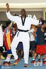 组图：NBA球星霍华德访韩跳马舞与谐星搞笑互动