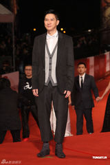 高清图：李冰冰蓝色长裙香肩半露 张家辉随性英伦风