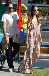 高清组图：辣妈超模安布罗休携可爱女儿出游 