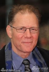 高清：《未来》首映礼 女导演米兰达挽两男走红毯