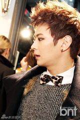 组图：M.pire出席品牌开业 现场挑衣显品味