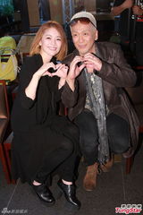 组图：玉置浩二与妻子恩爱 个唱邀李克勤