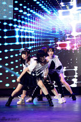 组图：SNH48红白歌会18日上海大舞台激情战响