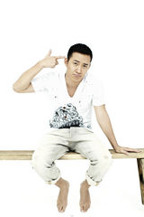 组图：王阳夏日清凉写真 将雅痞进行到底