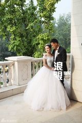 组图：何洁赫子铭大婚 新郎手握新娘玉足