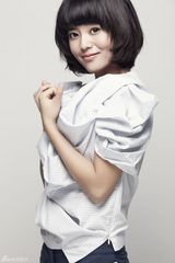 组图：张铮全新写真 怒放百合每一面都很美