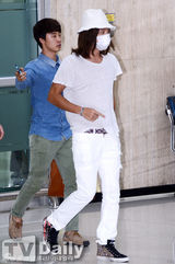 组图：张根硕现身机场 口罩遮面皮肤黝黑