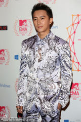 组图：韩庚摘EMA全球艺人奖 花纹西装帅气