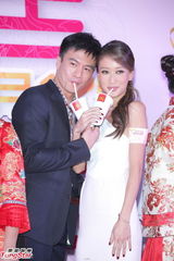 组图：安志杰谢婷婷亮相结婚派对 称还没求婚打算