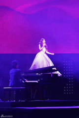 组图：张靓颖光影礼服幸福合唱献集体婚礼