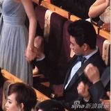 组图：吴奇隆2012年曾亲昵牵手刘诗诗眼神温柔